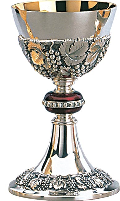 Calice in argento art 132 1 Il calice grappoli d'uva è un prezioso calice in stile classico singolare per le sue decorazioni a bassorilievo realizzate a mano