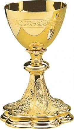 Calice uva e spighe in stile gotico realizzato in ottone dorato con motivi decorativi a sbalzo di uva e spighe ed incisione a mano sulla coppa