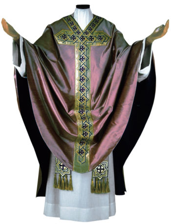 casula gotica in seta Pietrobon dal taglio gotico con stolone Tua in seta e scollo a "V" ricamati in oro. Confezione sartoriale made in Italy