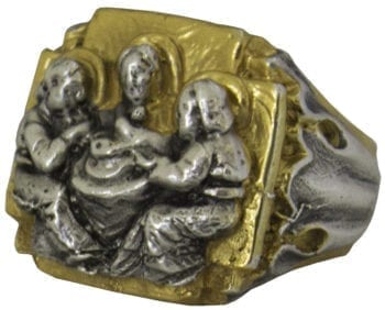 Anello "Emmaus" Maranatha Lab in argento bicolore cesellato a mano decorato con scena a rilievo tratta dall'Ultima Cena