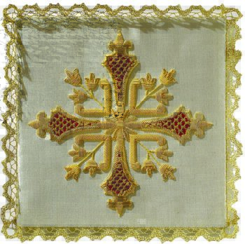 Copricalice "Epiclesi" Maranatha Lab in pura seta, arricchito da ricamo diretto a mano di simbolo cruciforme.