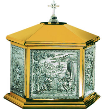 Tabernacolo da mensa esagonale in ottone esagonale sbalzato e cesellato a mano con interno decorato e finito con bagno d'oro 24 carati